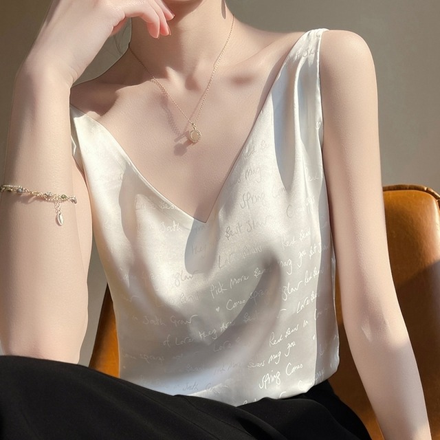 トップス レディース タンクトップ S M L XL 2XL 3XL 大きいサイズ Vネック ショート丈 デザイン ノースリーブ サテン調 ツヤ かわいい 大人可愛い 英字 レタリング シンプル カジュアル クール セクシー ナチュラル こなれ感 ラフ キュート 通勤 通学 無地 OL 学生 デート 女子会 お泊まり 休日 キャンプ イベント リゾート 旅行 海 プール ライブ ホワイト  春 夏 秋 10代 20代 韓国系 着回し 普段使い 重ね着 ギフト ファッション コーデ 送料無料