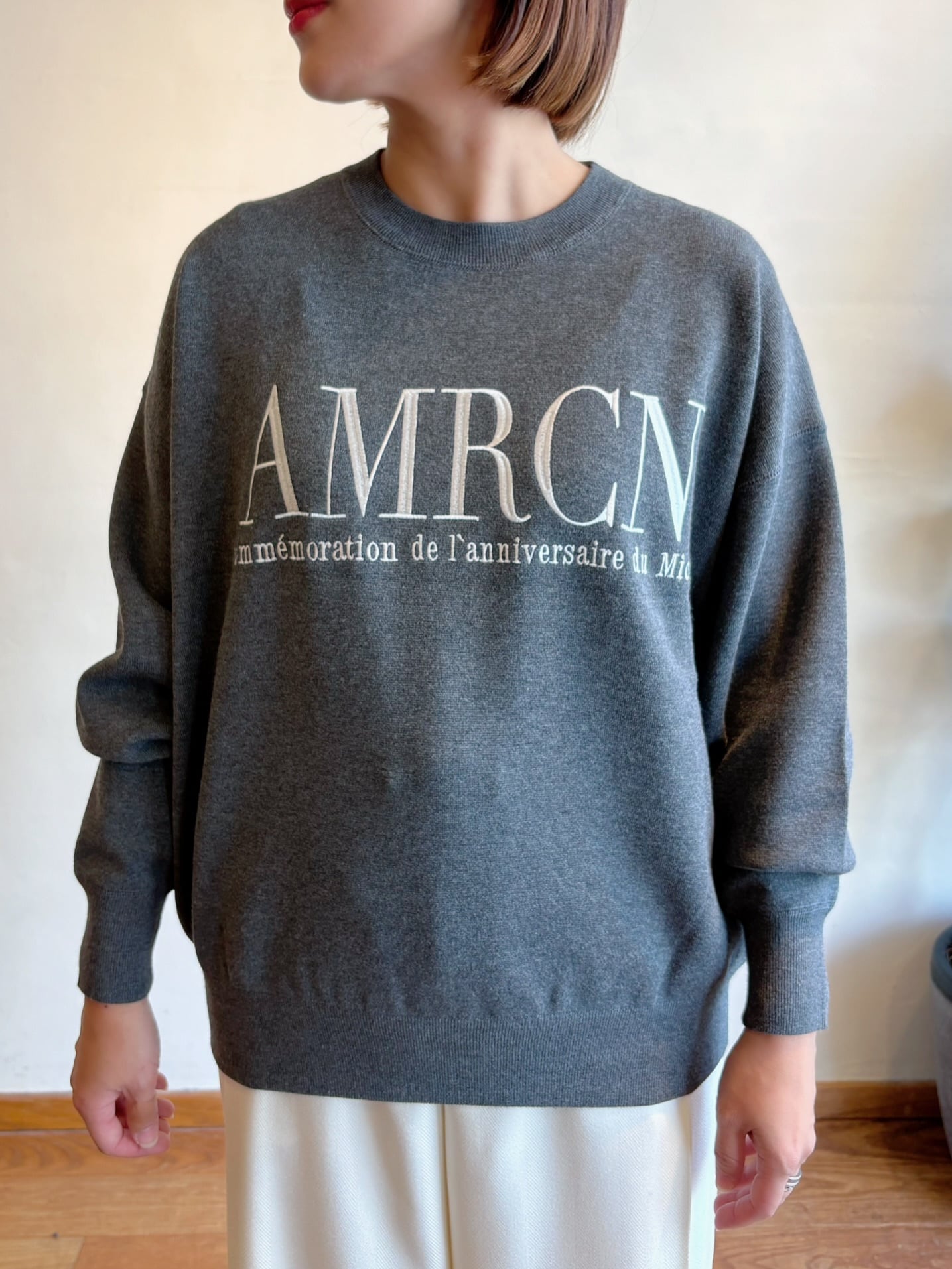 MICA&DEAL / 【AMERICANA×MICA&DEAL】ロゴ刺繍スムースニットプル