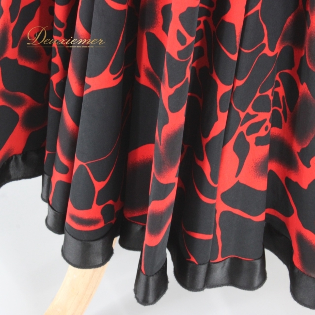 社交ダンス 衣装 スタンダード スカート レッスンウェア Create-Sun クリエイトサン 黒 レッド系 ブラック系 赤 練習着 バイカラー ダンスウェア フレアスカート ポリエステル ストレッチ ウエストゴム おしゃれ 着心地良い 練習用 しなやか スタイリッシュ パフォーマンス コスチューム レディース スカート丈 84cm Mサイズ ブラックレッド ダンスレッスン 衣装選び イベント 講習会 スタンダード競技