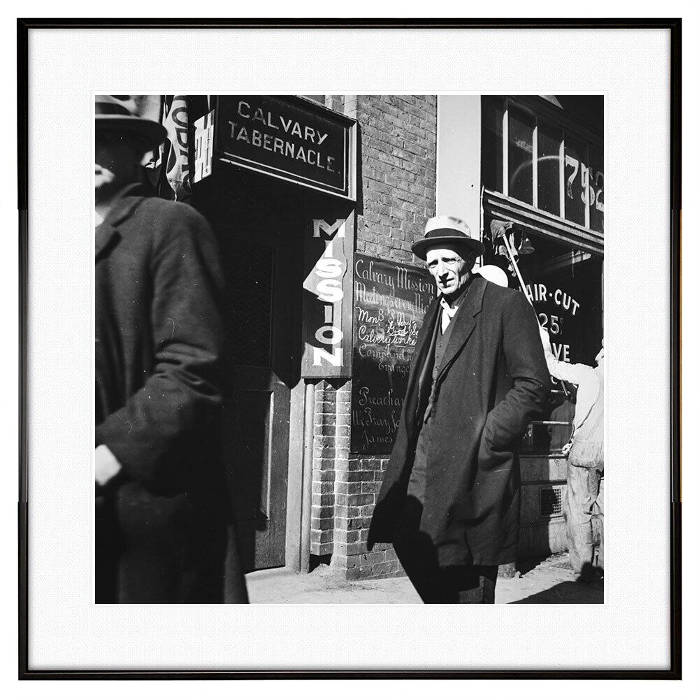 人物写真 アメリカ カリフォルニア州サンフランシスコ ハワードストリートを歩く男 インテリアモノクロアートポスター額装 ヴィンテージ写真 AS3518