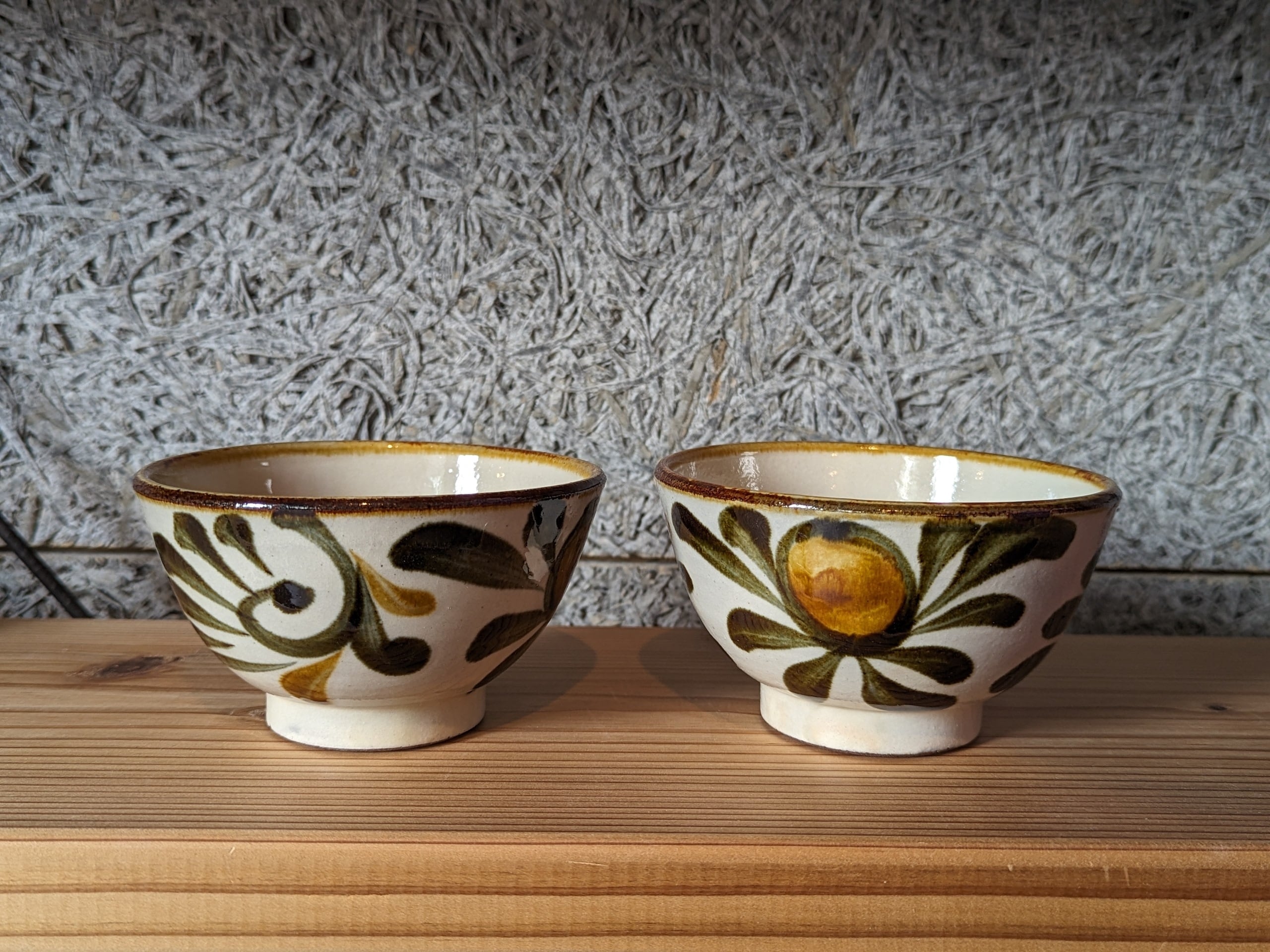 やちむん 汁マカイ（黒ゴス唐草） | 陶眞窯 | inoya | Basic Life