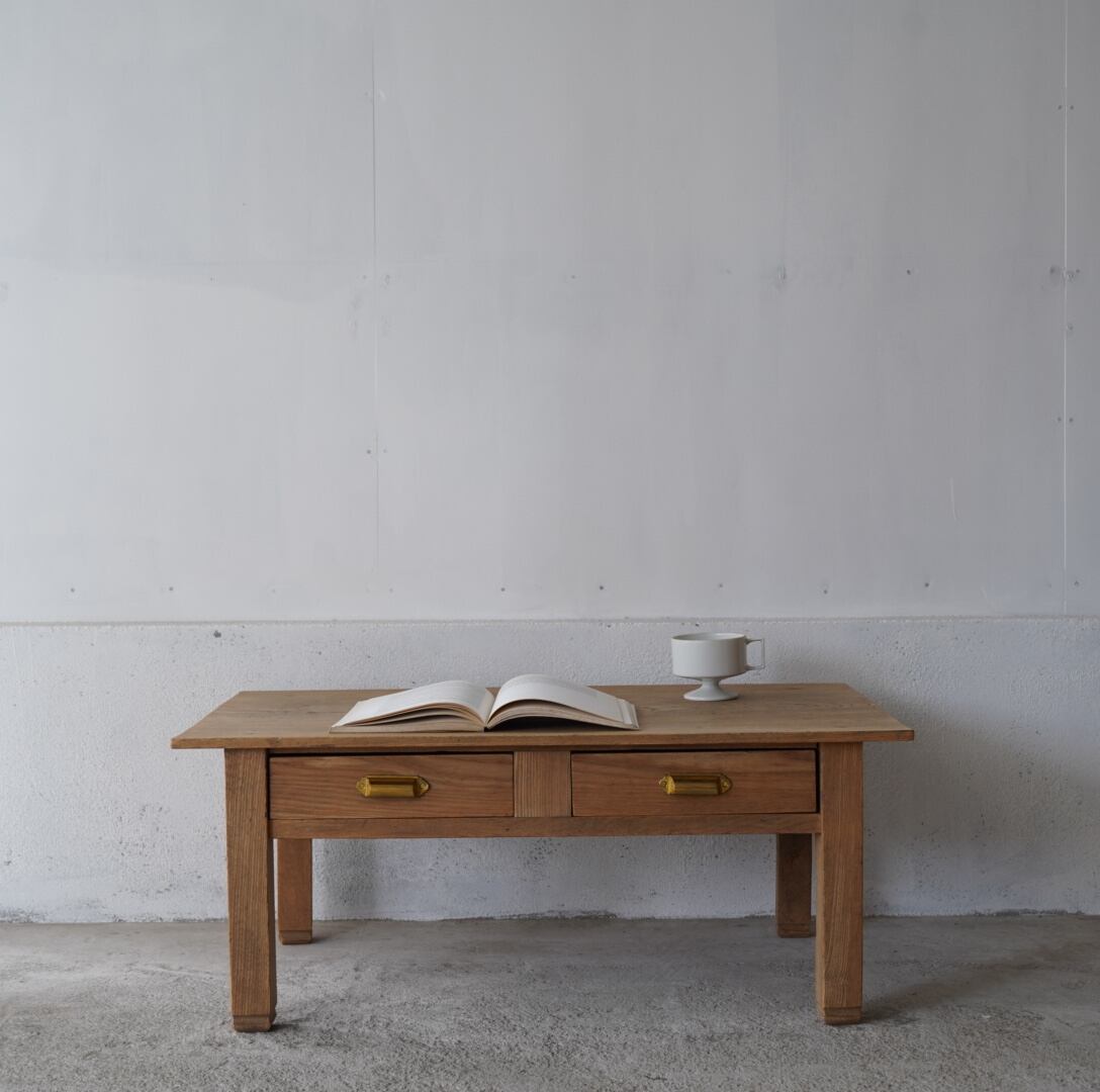 古い無垢材のコーヒーテーブル