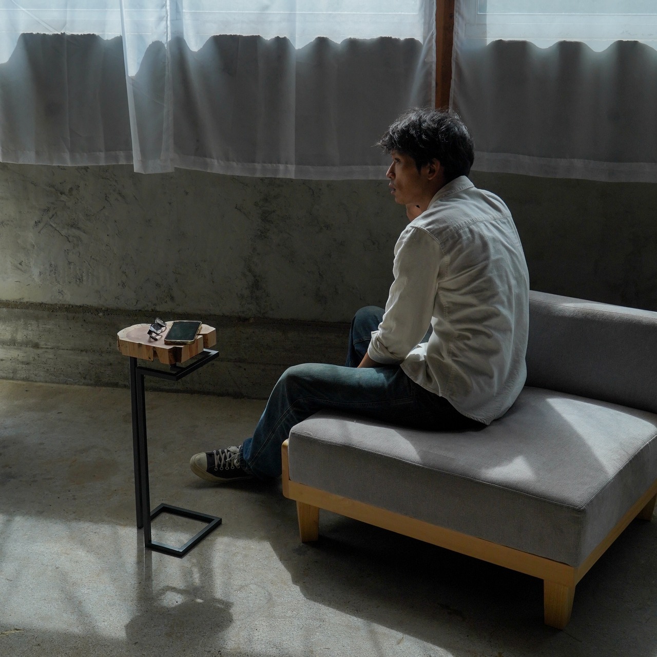 一枚板のミニサイドテーブル No.19 樹種：伊吹 | 徳田製作所 