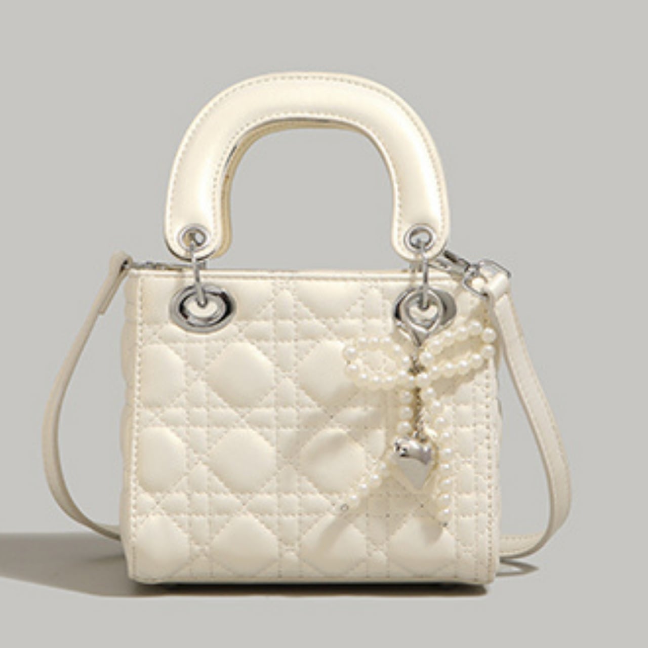 リボンチャーム キルティング ハンドバッグ-ホワイト