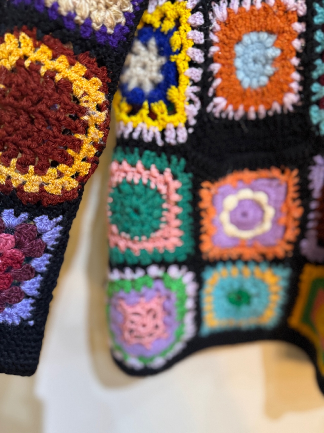 【お取り置き】1970s Vintage Multi-Color Granny Square Crochet Cardigan - Bell Sleeve（1970年代 ヴィンテージ・マルチカラー グラニースクエア クロシェカーディガン - ベルスリーブ仕様