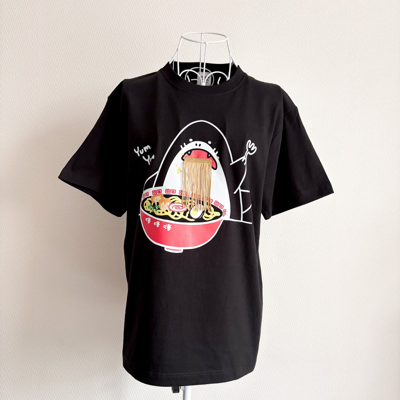 大人気再販！【ラーメン大好き!!】 サメTシャツ｜フリンジ刺繍ラーメン麺 シャークT 綿100％ ユニセックス - 2