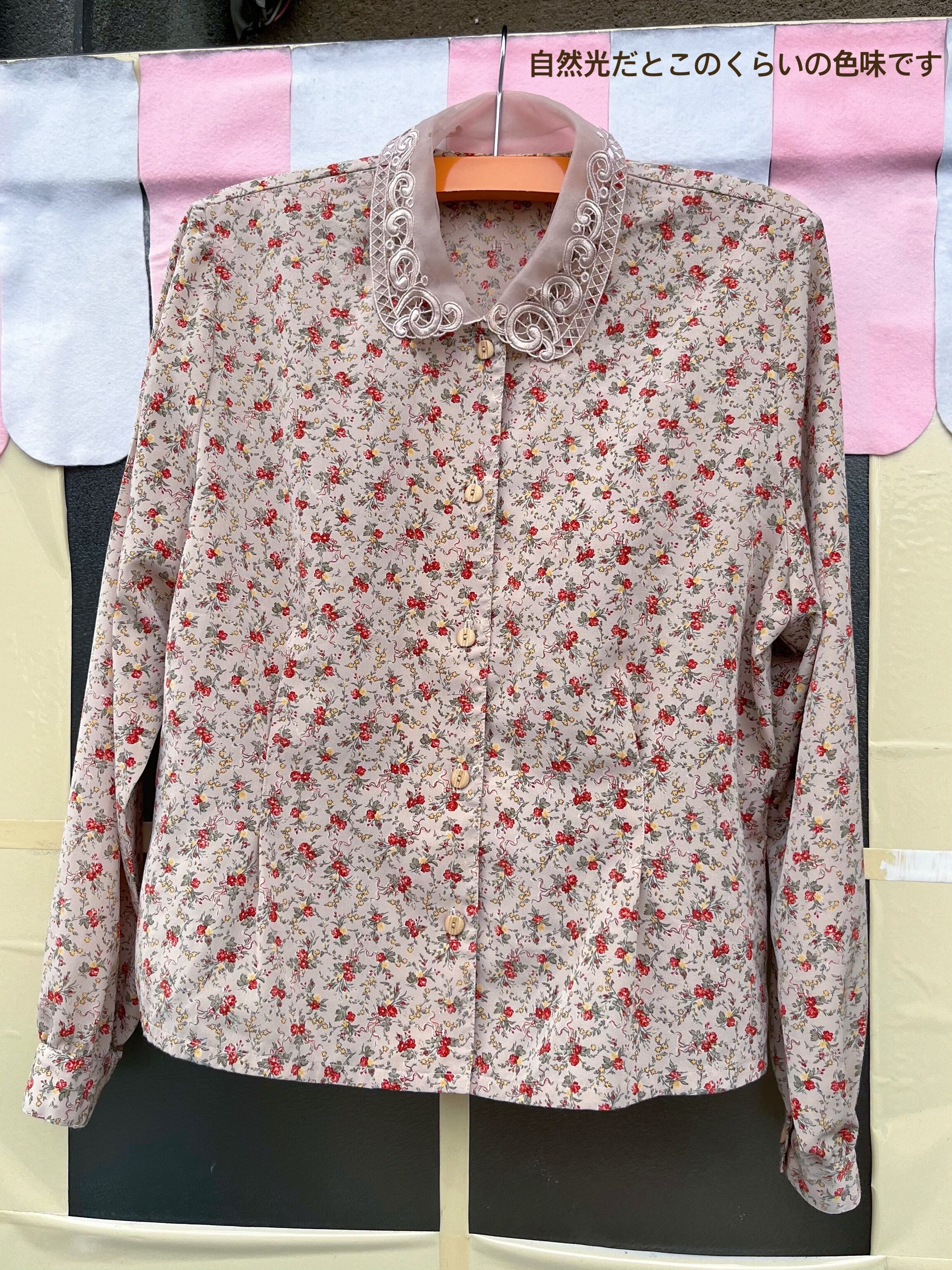 flower wood button blouse