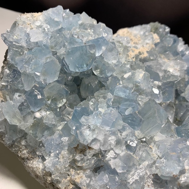 7.色合い綺麗✩セレスタイトに住み着いているフローライトハリネズミさん