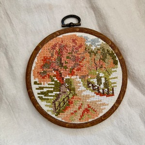 秋の風景の刺繍絵