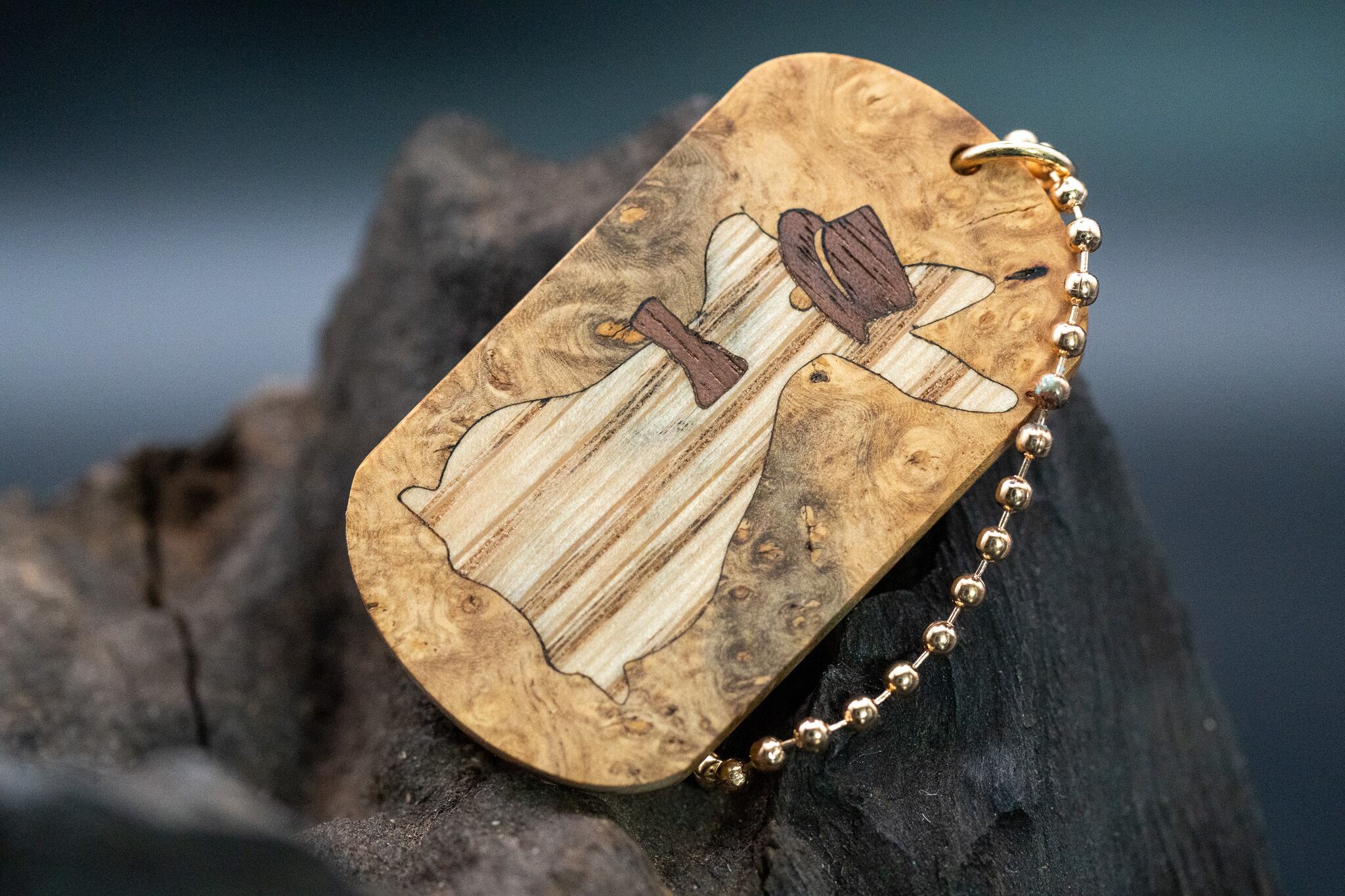 【朱色の銘木】 本花梨瘤 ドッグタグ 象嵌 三月ウサギ