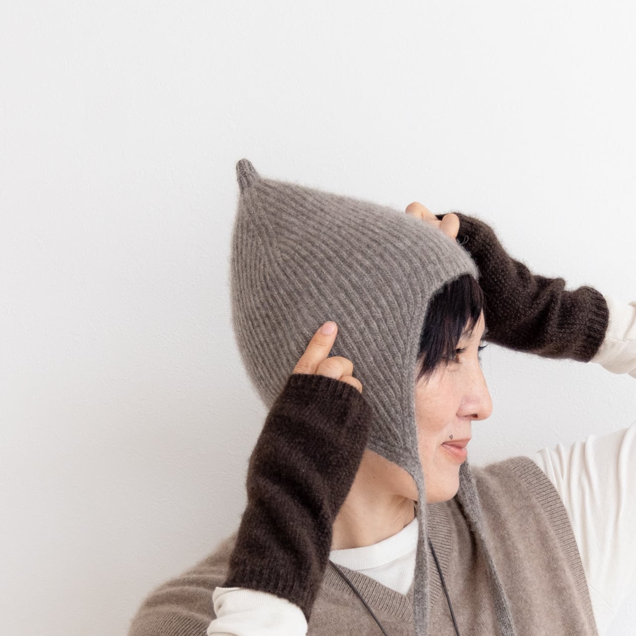 空飛ぶ羊　ヤク　ポンチョ　グレー □ヤク（yak） | 空飛ぶ羊 BASE webshop｜モンゴルのあたたかい靴下と