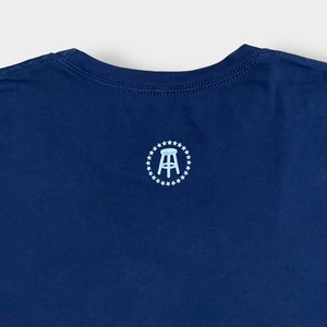 【Barstool Sports】 アメフト 人物 プリント Tシャツ STILL HERE バックロゴ L〜XL相当 バースツールスポーツ US古着