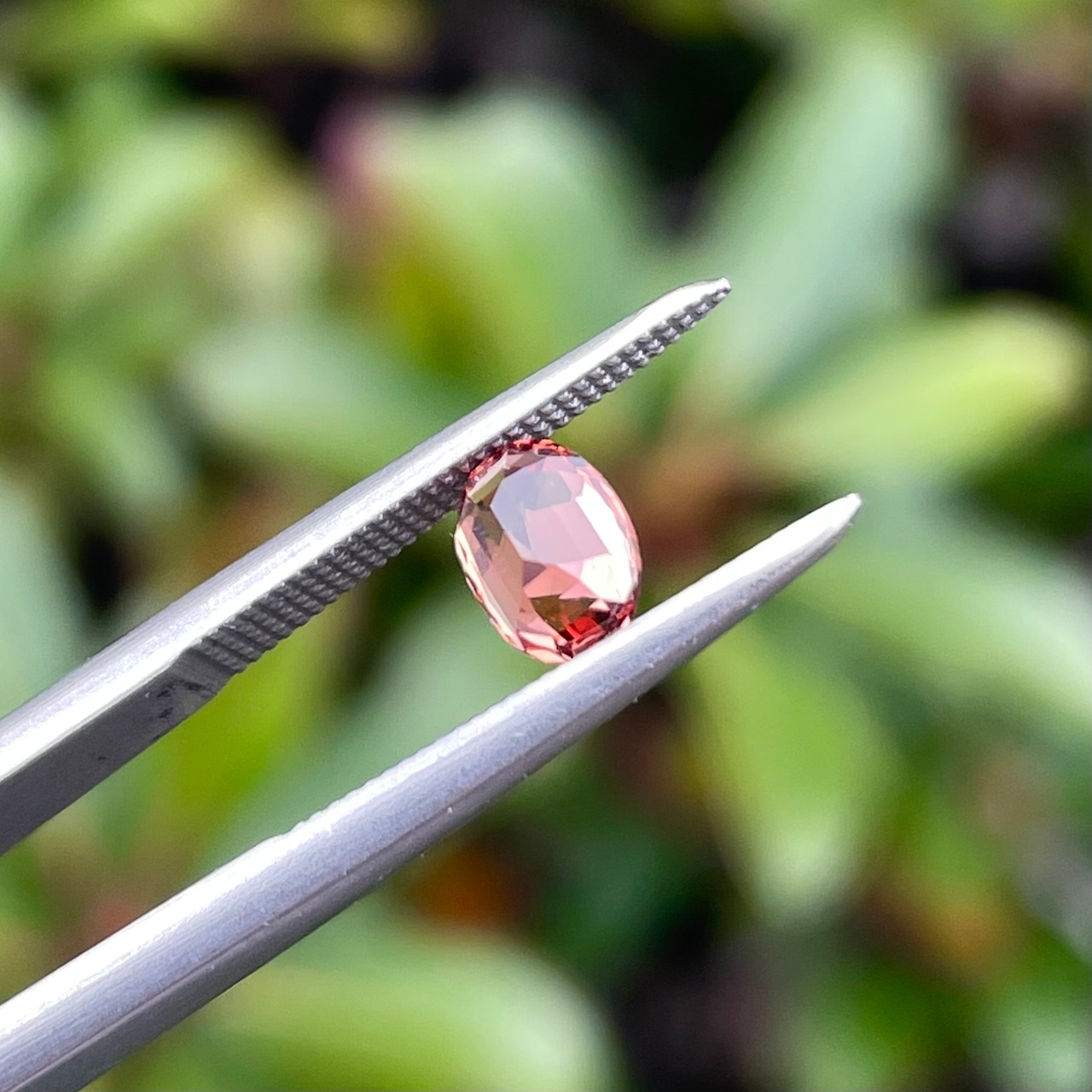 【2ピースペアでの販売】 インペリアルカラー マラヤガーネット オーバル マダガスカル産 5.9x4.4x3.1mm, 1.35ct