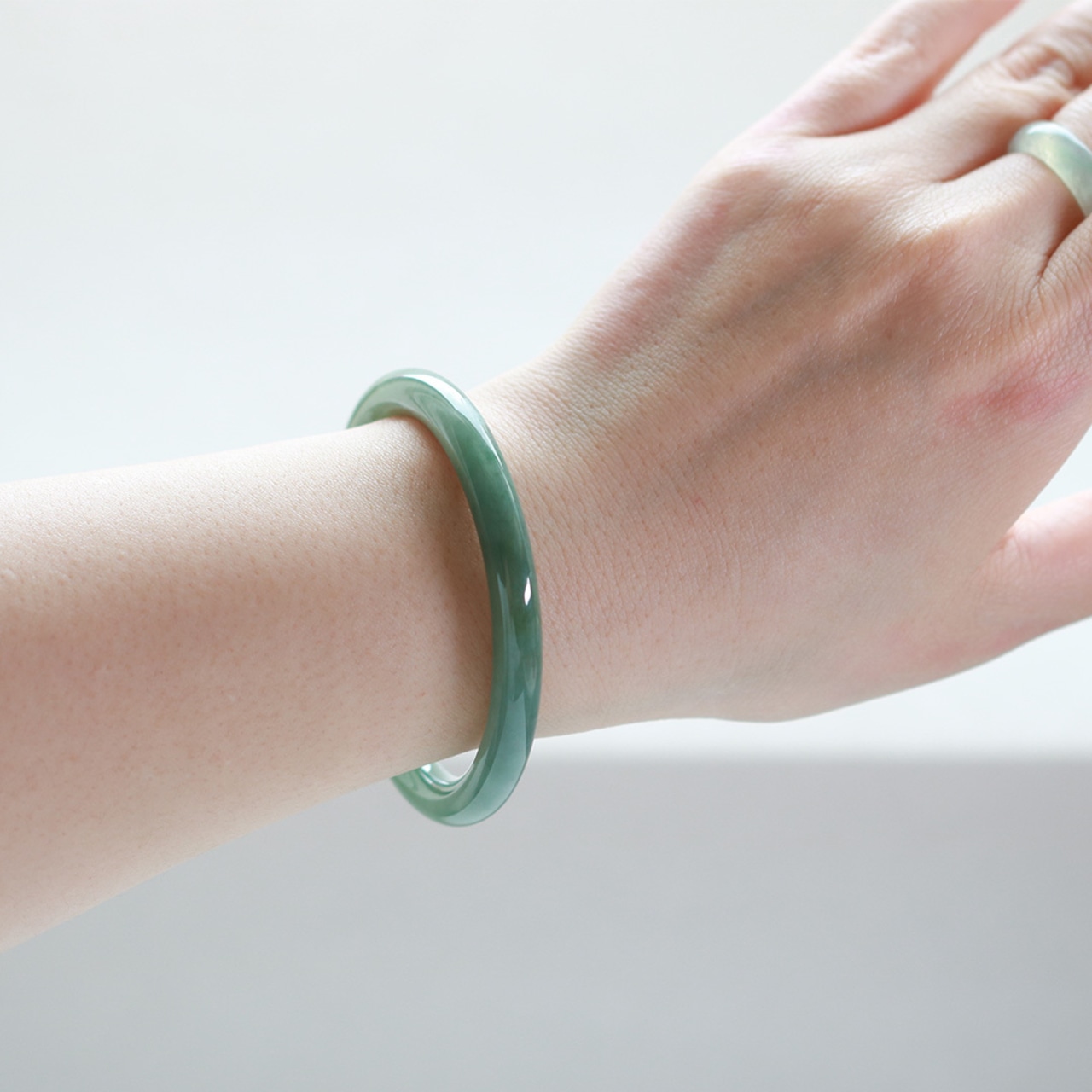 【内径 約55mm 】透明感抜群！翡翠の色味を楽しめる！バングル A貨翡翠 jd_bg1224