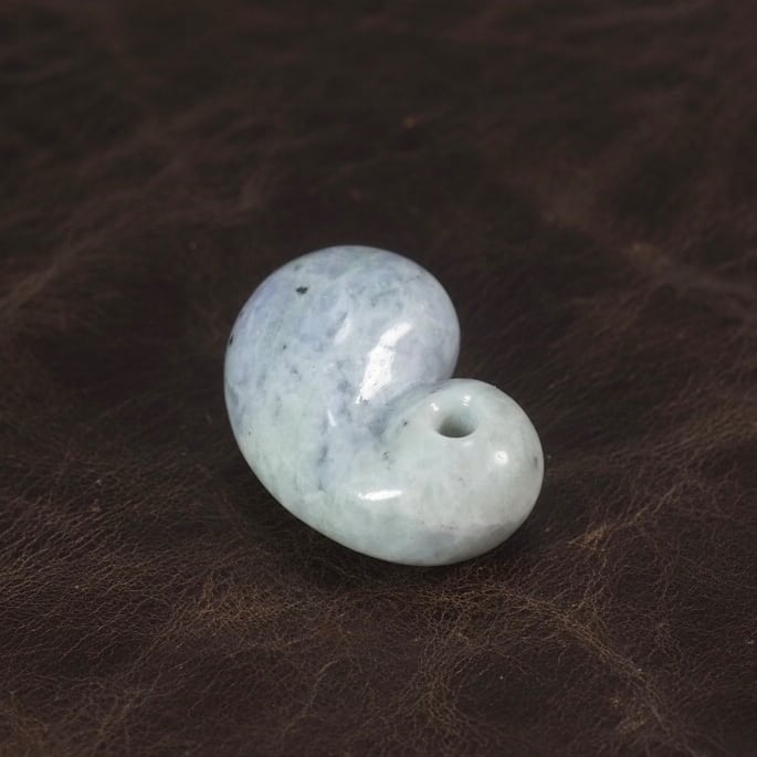 糸魚川翡翠 ラベンダー翡翠 ふく勾玉 14.9g Itoigawa lavender Jadeite