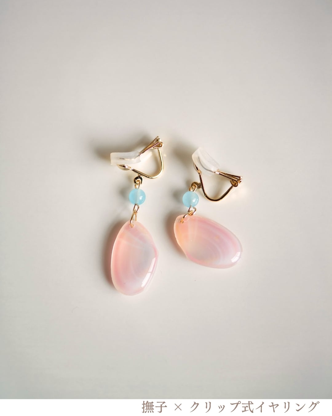 14kgfナチュラルブルーカルセドニーカービングピアス/イヤリング 14kgf天然石ブルーカルセドニーフラワーカービングピアスor