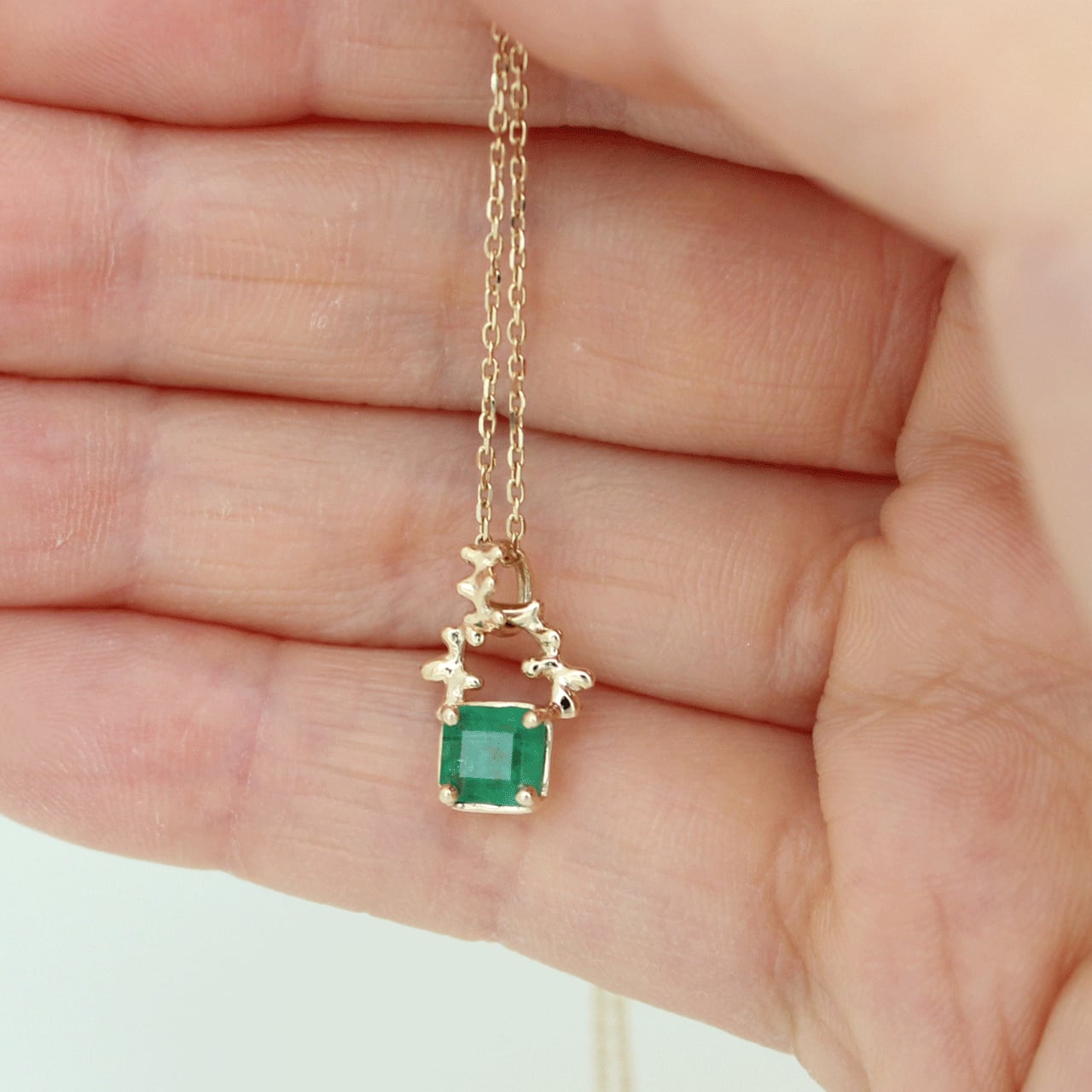 K18エメラルド ペンダントトップ チャーム 18金 カラーストーン 天然石