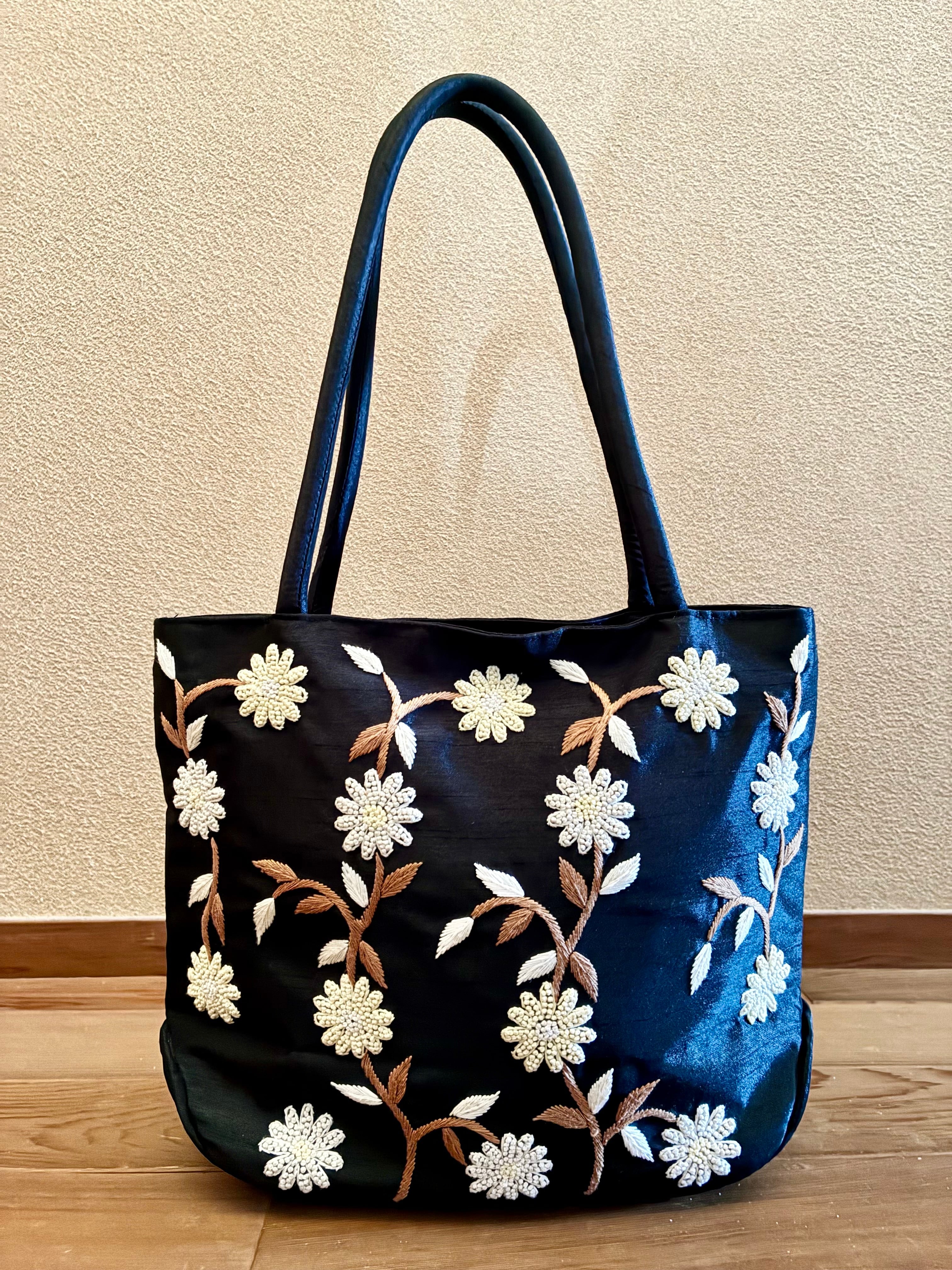 花柄刺繍トートバッグ 黒 トートバッグ 黒 ハンドメイド刺繍 花柄 シンプル | 世界の輸入雑貨