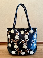 トートバッグ 黒 ハンドメイド刺繍 花柄 シンプル