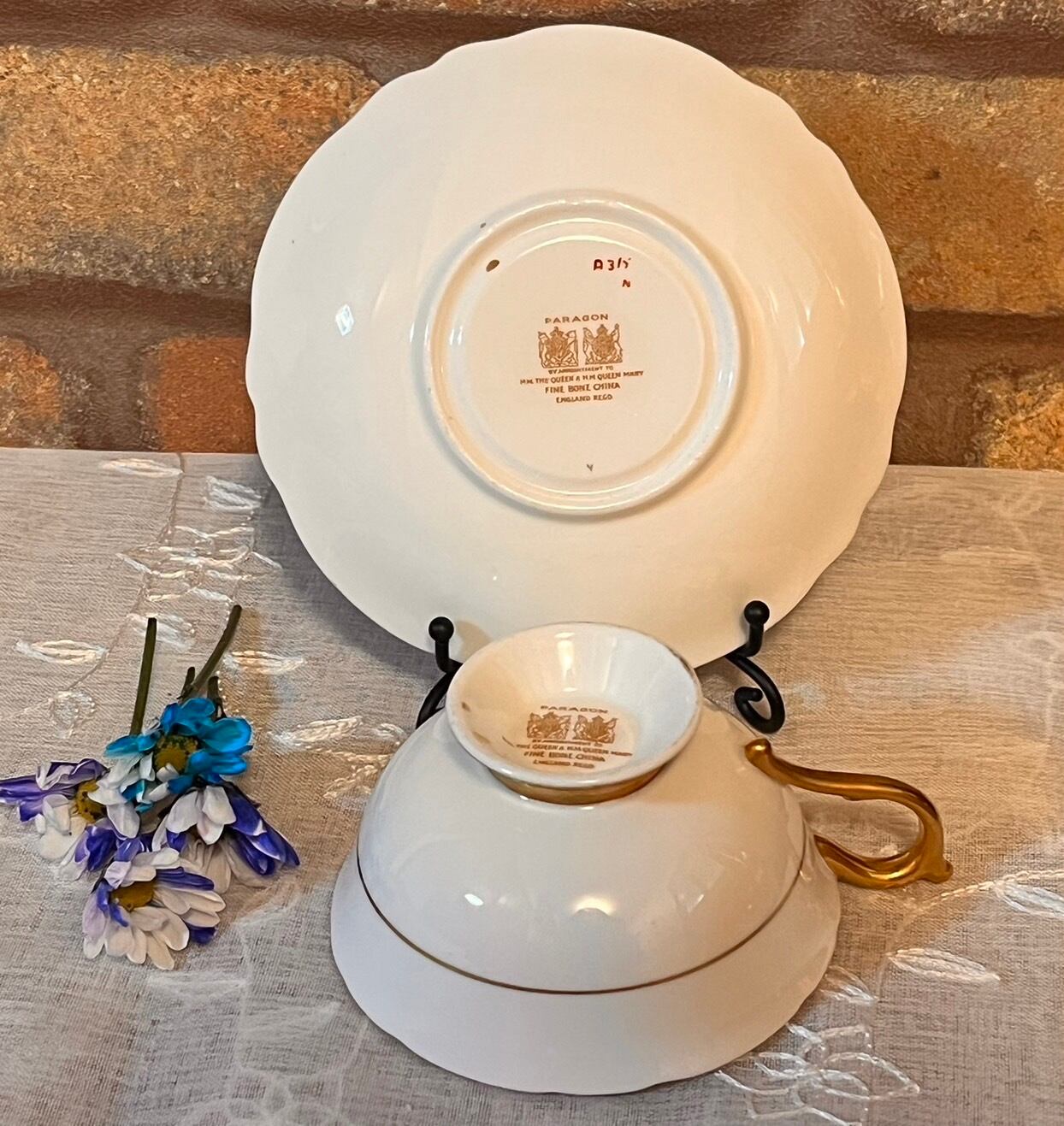 【パラゴン】ベージュ素地にコバルトと金彩が豪華な花柄カップ&ソーサー　セット2⃣ パラゴン】ベージュ素地にコバルトと金彩が豪華な花柄カップ