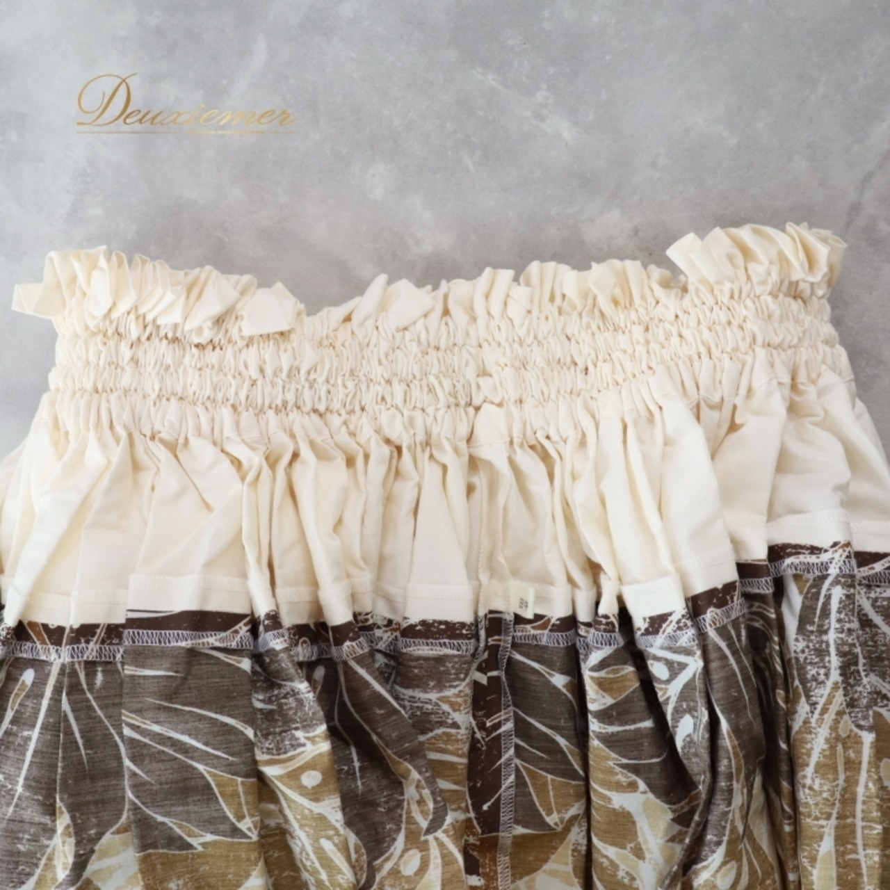 フラダンス 衣装 パウスカート ホワイト系 ハワイアンプリント カヒコ柄 グランジ加工 ハワイアン アロハ フラ ダンス レッスン 練習 ブラウン系 白 茶 華やか おしゃれ かわいい 大人っぽい シングル スカート フレア 軽やか おしゃれな カヒコ柄