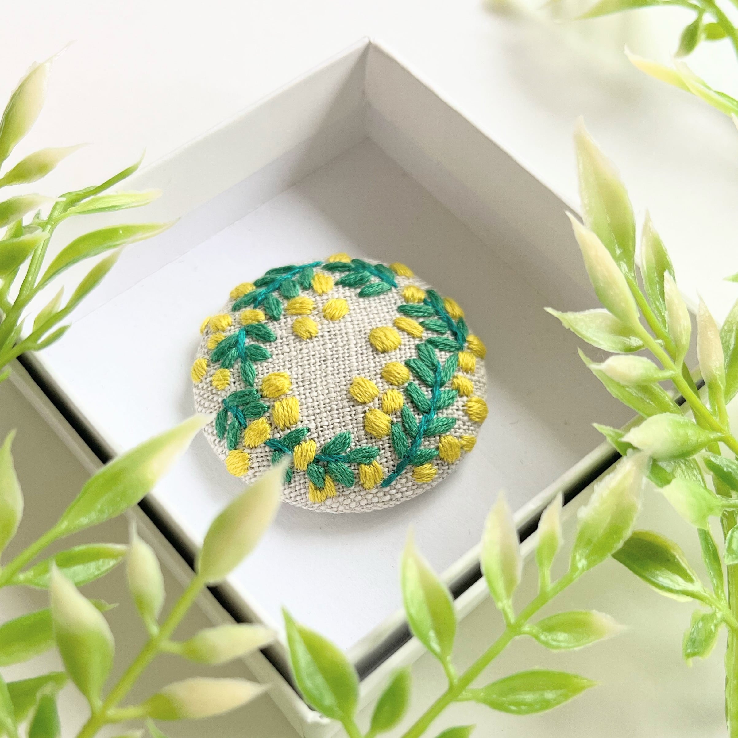 ミモザのリースの刺繍ブローチ【botanical】#349 | j.couture