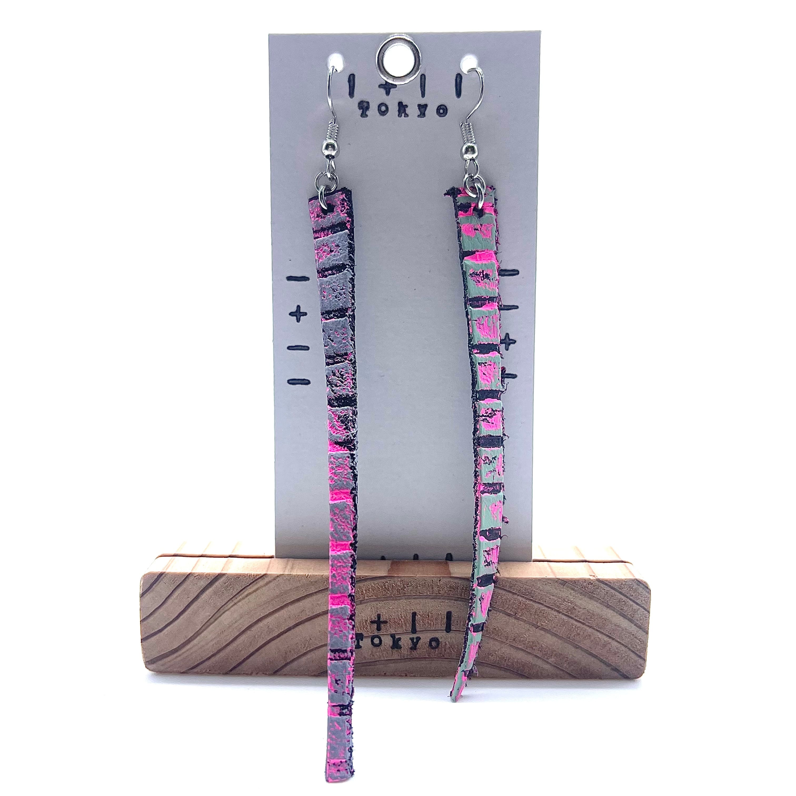 革ピアス　ゆるやかな流れ　本革