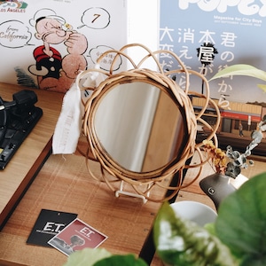 Rattan flower mirror