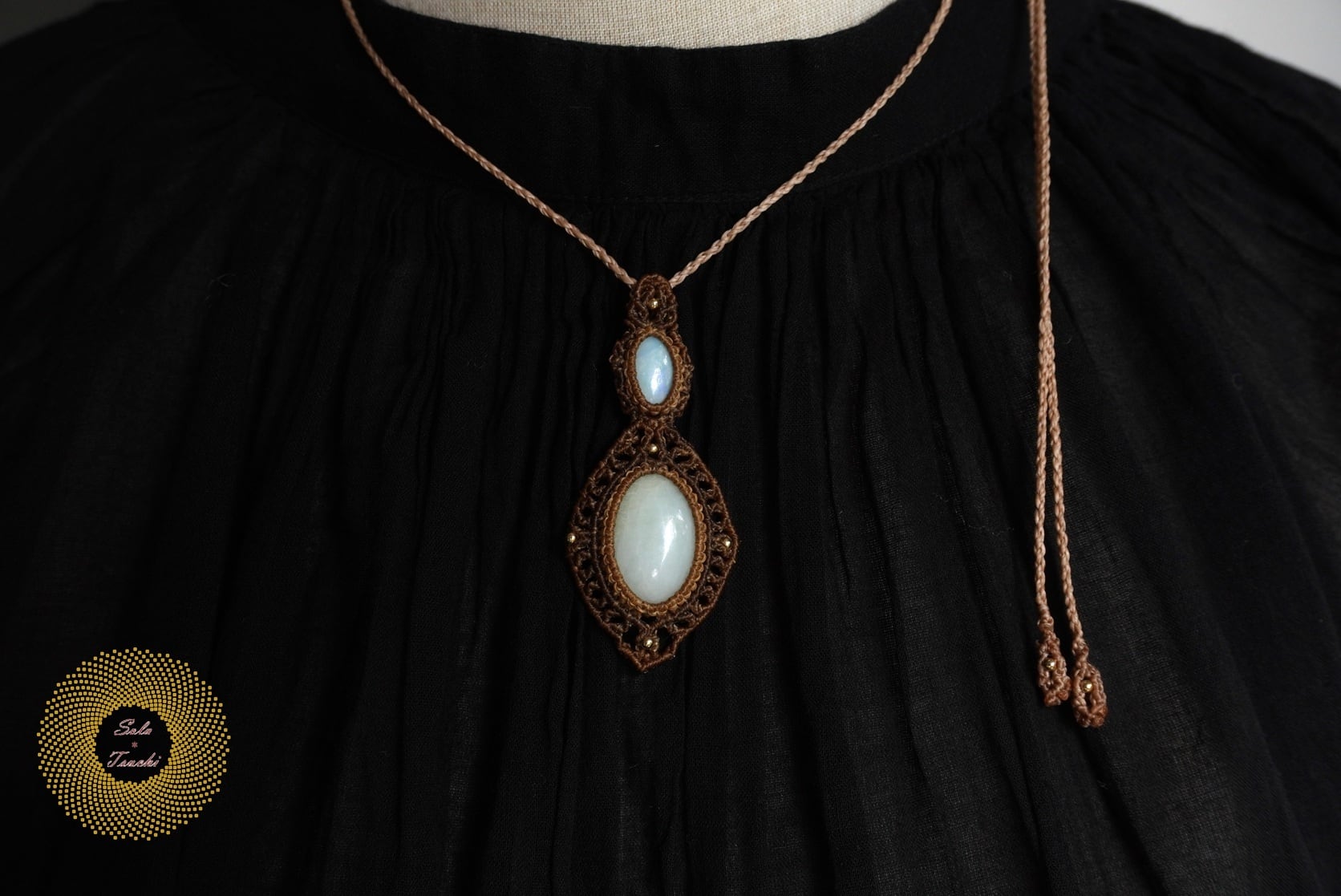 （ワックスコード）白翡翠とホワイトオパールのマクラメ編みペンダント 〜Flowers〜