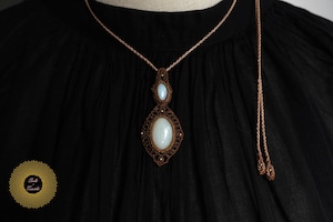 (ワックスコード)白翡翠とホワイトオパールのマクラメ編みペンダント 〜Flowers〜