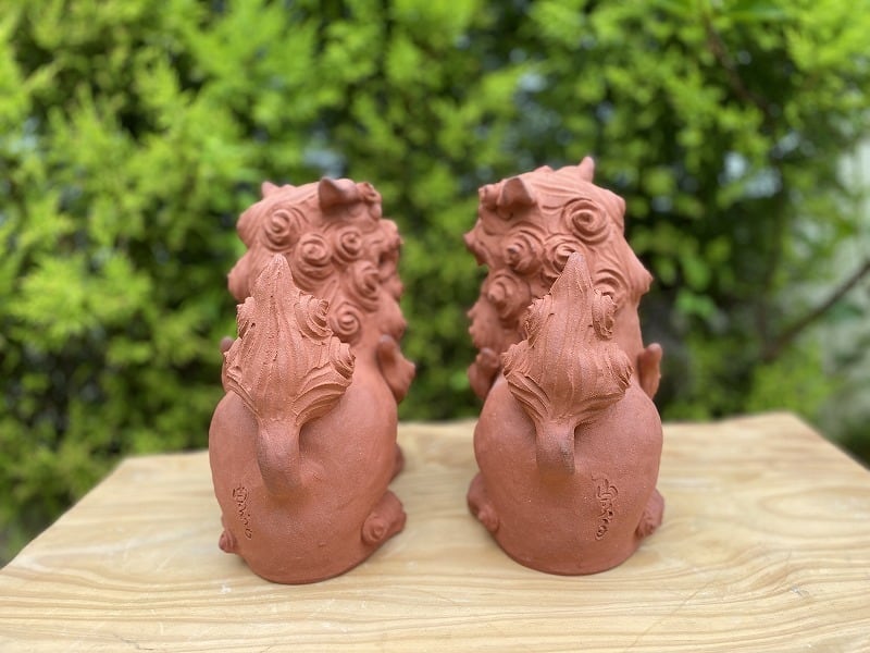 座りシーサー(焼き締め)【てぃーち工房】 | 沖縄の工芸品 うぃーりきさん