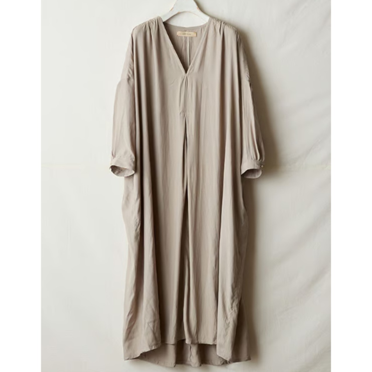 suzuki takayuki (スズキタカユキ) v-neck dress レーヨンシルク Vネックワンピース