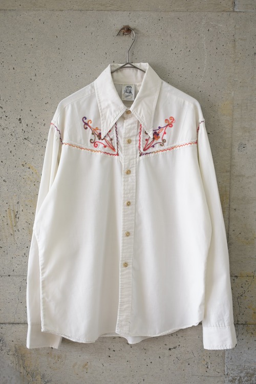 Yarn-Embroidered Shirt with a Large Collar