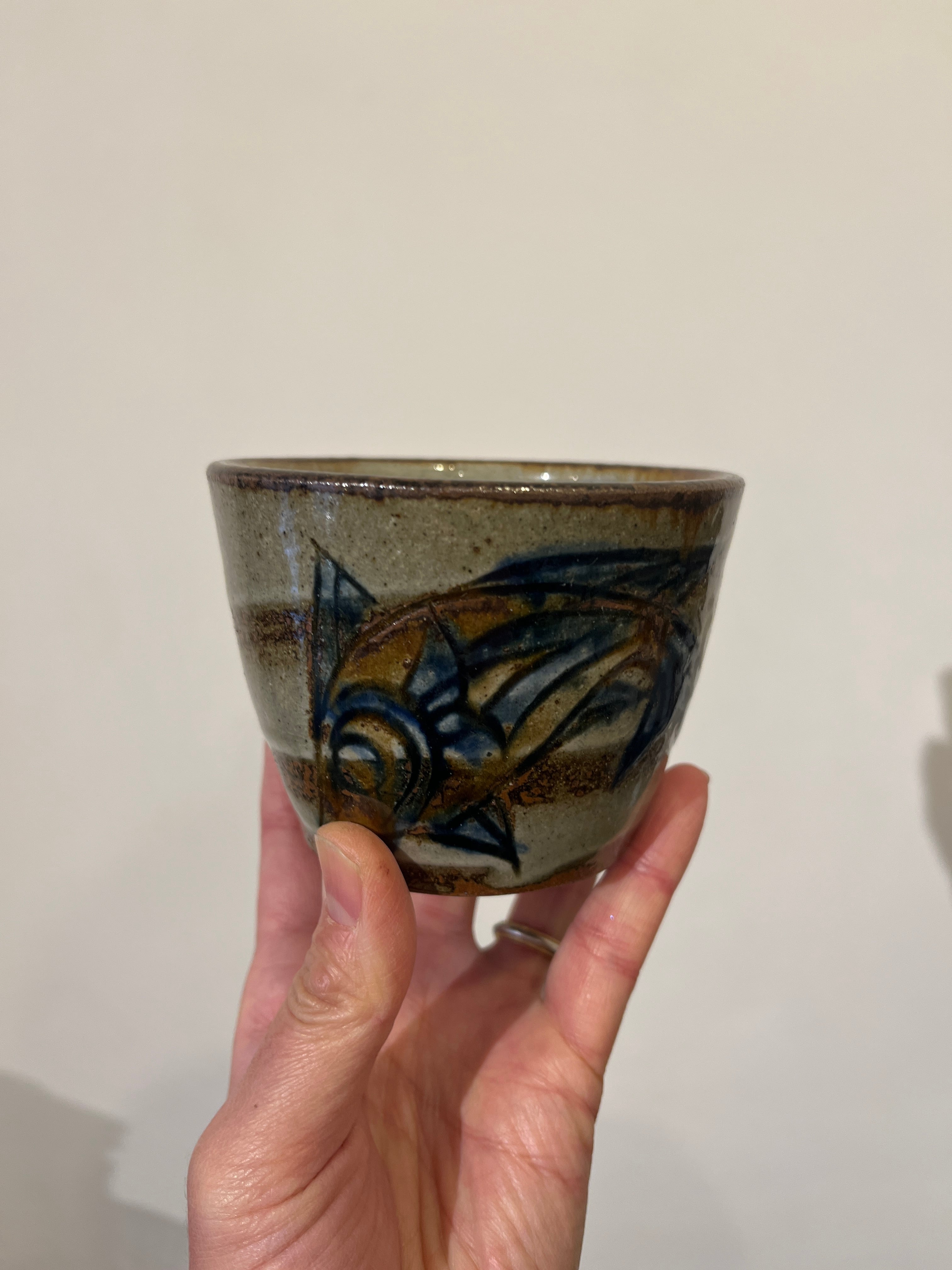 陶芸城 魚紋酒器 やちむん 陶芸城 魚紋皿 - お食事と日用品 四歩 オンラインショップ