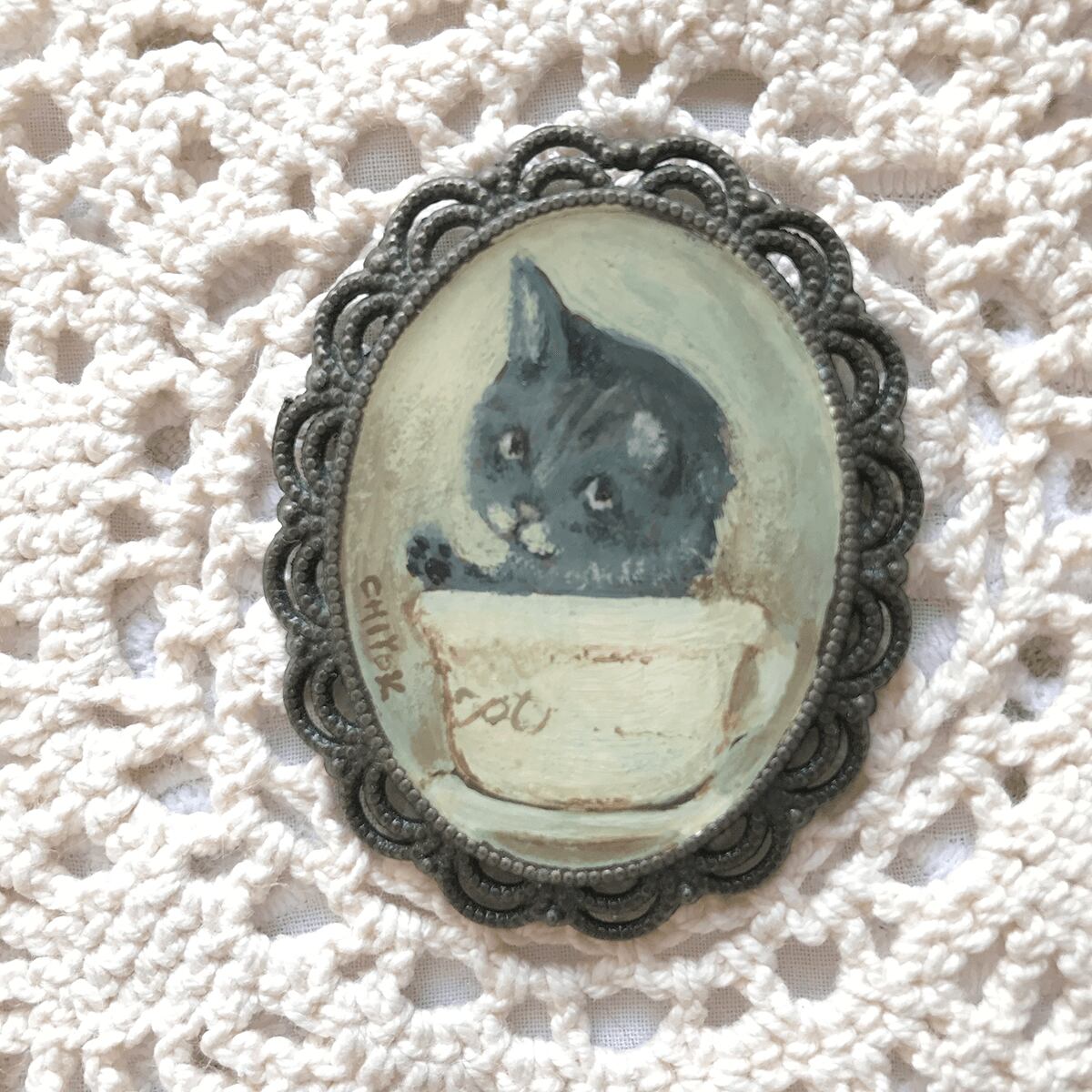 手描きの猫ブローチ:ティーカップ