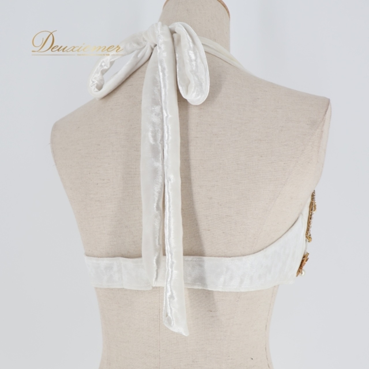 ベリーダンス オリエンタル 衣装 トップス ベルト セット ホワイト系 蝶 花 アーム アーム飾り 腕飾り ラインストーン チェーン 白 金 かわいい 爽やか 明るい ダンス衣装 ステージ イベント キラキラ 華やか シルバー系 ゴールド系