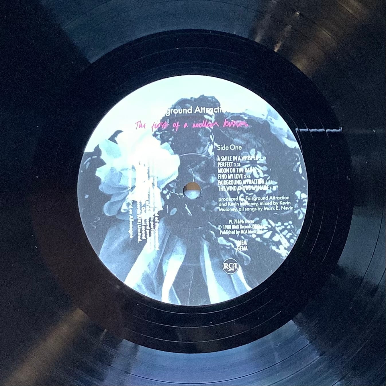 FAIRGROUND ATTRACTION / THE FIRST OF A MILLION KISSES | Plastic