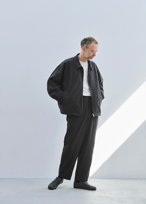 STILL BY HAND “ Creasy zip up blouson ( Charcoal )”