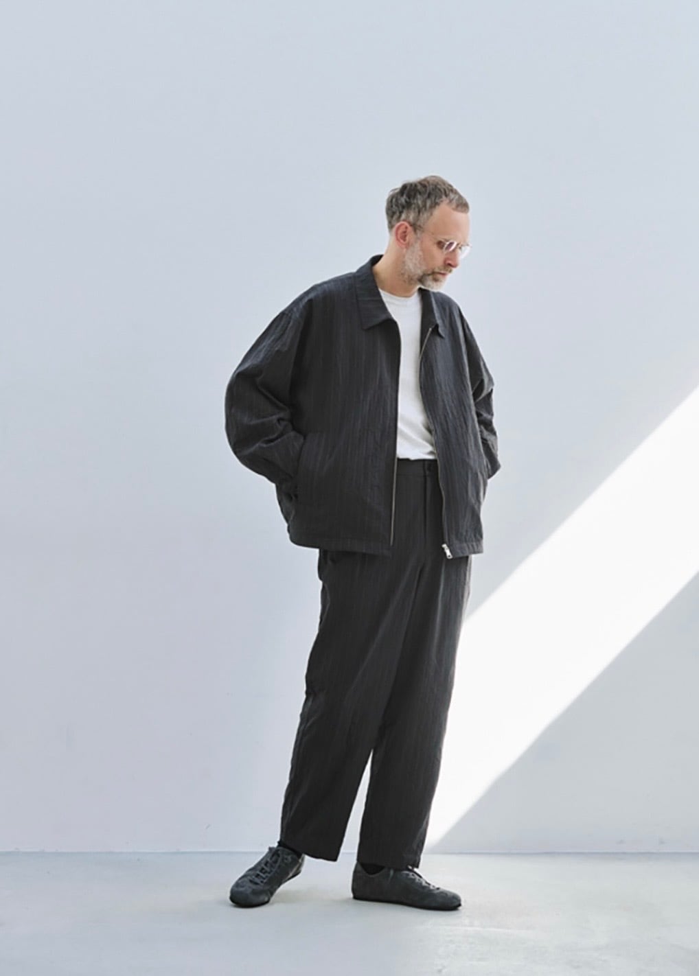 STILL BY HAND “ Creasy zip up blouson ( Charcoal )”