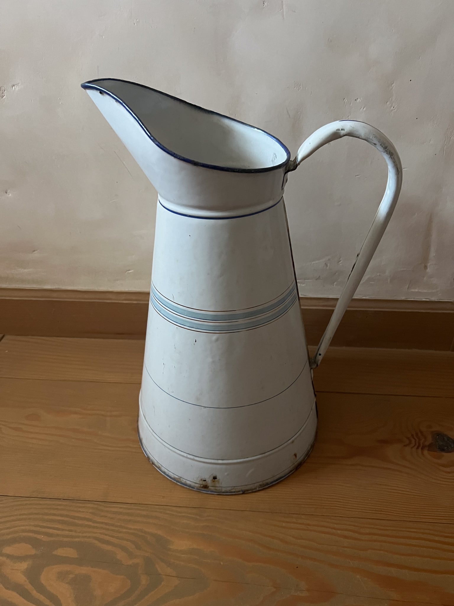 白地にブルーのラインが爽やかな大きめのホーロー製ジャグ フランスアンティーク ヴィンテージ