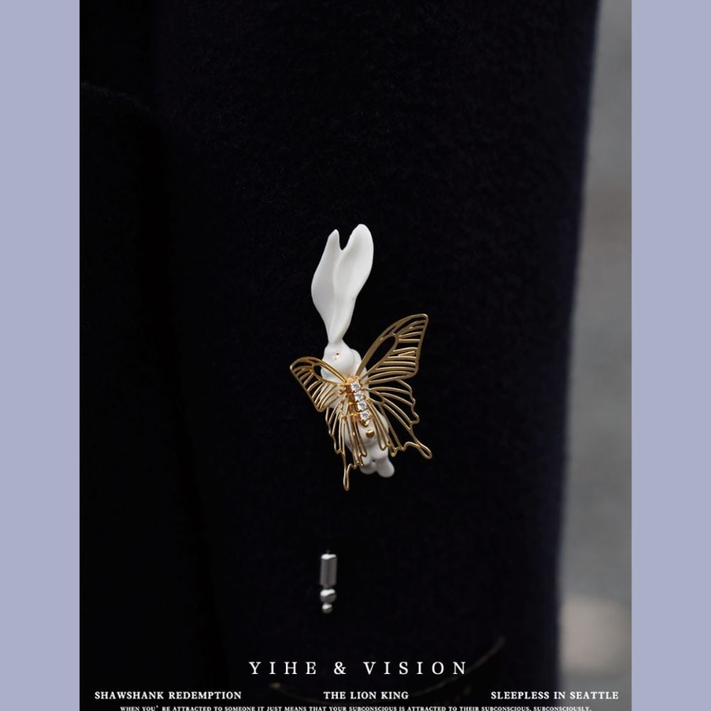 羽の生えた妖精うさぎブローチ E00185 | EMMA GRAND