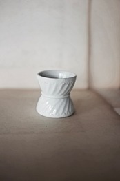 フランス 無限大のレリーフと白いコクティエ エッグスタンド アンティーク