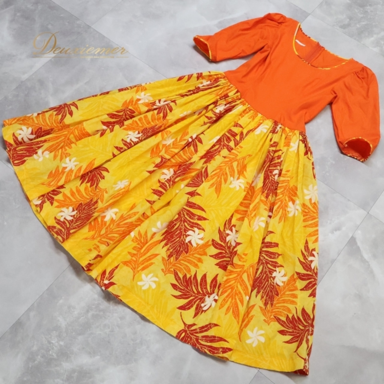 フラダンス 衣装 ワンピース ドレス オレンジ系 ワントーン 長袖 モンステラ柄 ティアレ柄 かわいい 鮮やか 華やか 明るい 元気 カラフル 橙 大人っぽい ハワイアン アロハ ハワイアンプリント フラ ダンス レッスン 練習 おしゃれ ドレスアップ