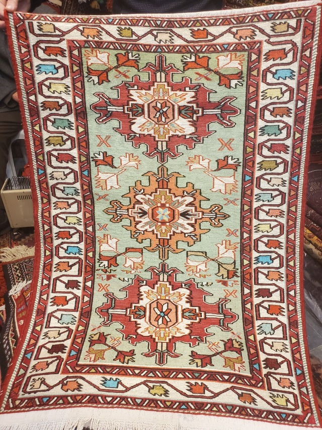 絨毯クエスト50【No.23】Varni (Silk Heris) ※現在、こちらの商品はイランに置いてあります。ご希望の方は先ずは在庫のご確認をお願いします。