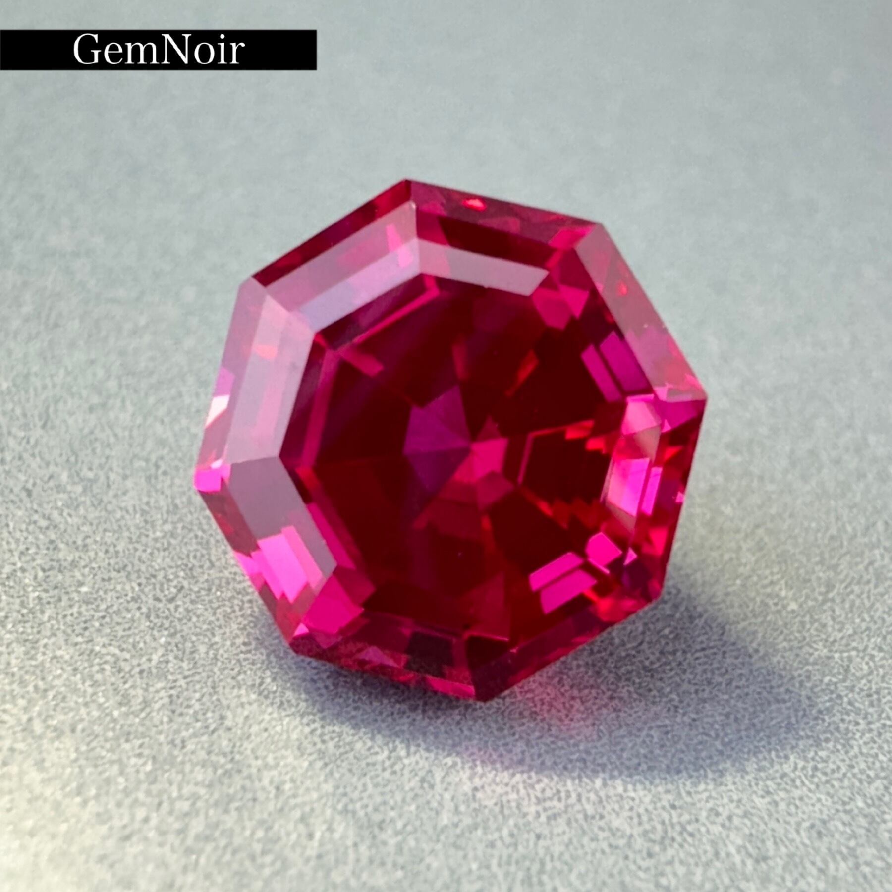 k14ゴ-ルド 3gを超える花の形をしたルビーがちりばめられた