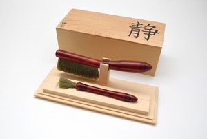 山中塗　美術工芸品清掃ブラシ「静」　朱摺（朱拭漆）　水目桜　木箱入（檜）