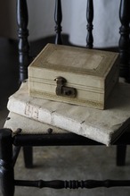 エクリュ色のジュエリーボックス-vintage jewelry box