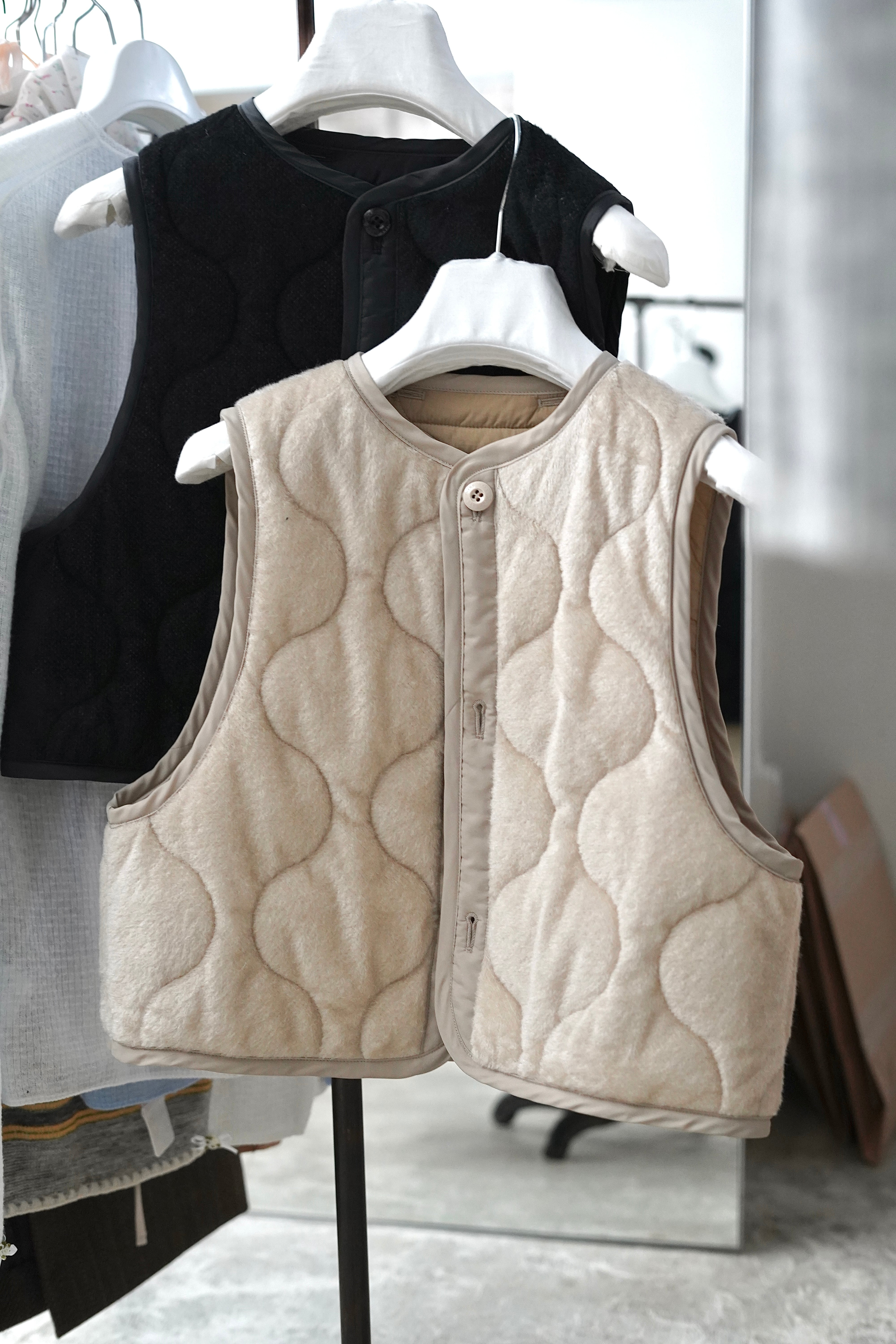 HYKE / QUILTED CROPPED VEST (BLACK) | JUQUI Online