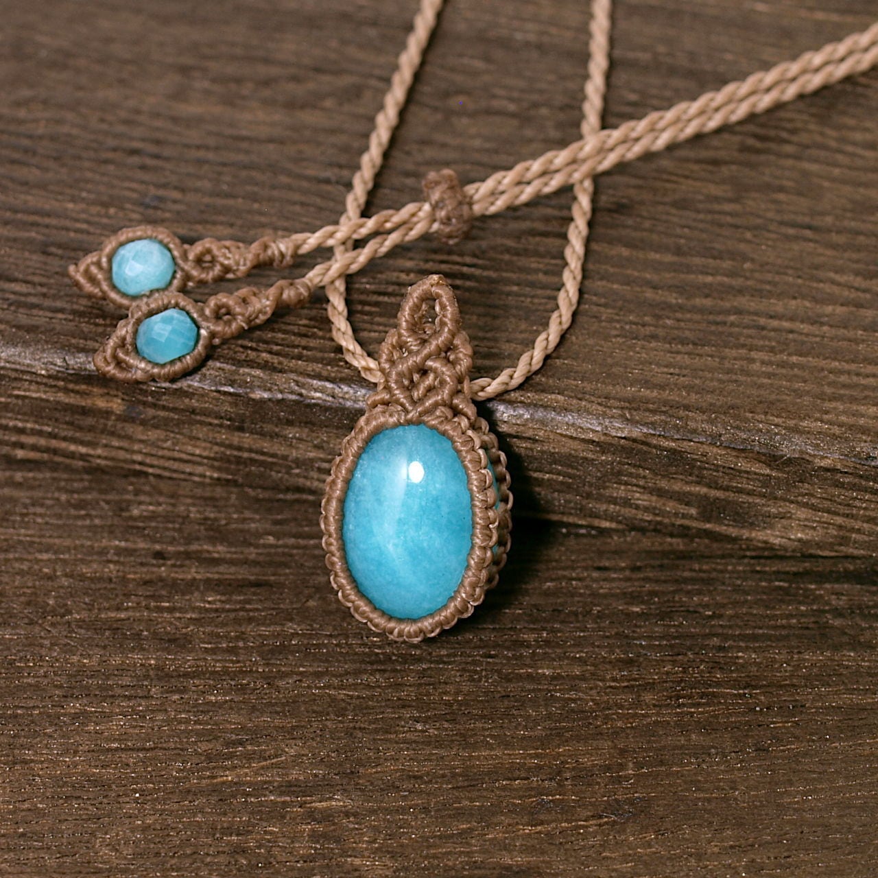 【一点物】ペルー産アマゾナイトの小ぶりなルースを包んだマクラメネックレスNo.2