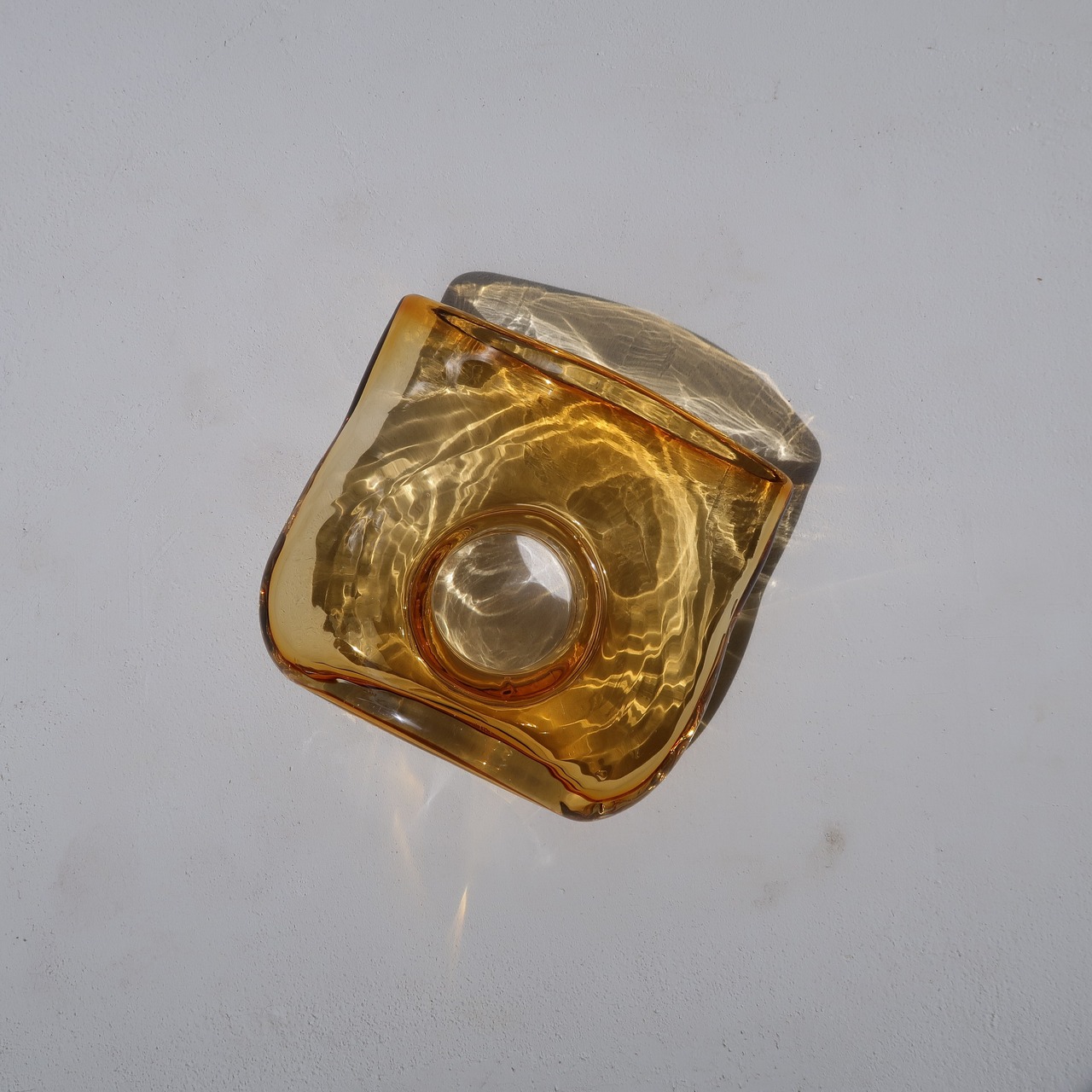 ◯と□の飴色花瓶